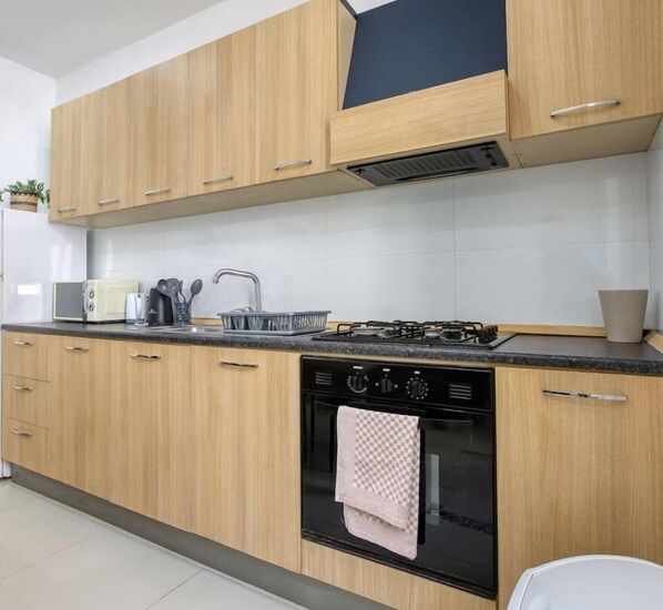 Microwave, oven, stovetop, coffee/tea maker