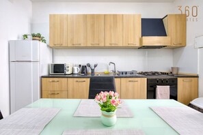 Micro-ondes, four, plaque de cuisson, cafetière/bouilloire