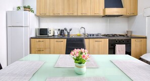 Mikrovågsugn, ugn, spishäll och kaffe- och tebryggare