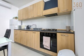 Micro-ondes, four, plaque de cuisson, cafetière/bouilloire