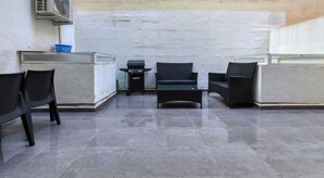 المنطقة المحيطة بالمنشأة