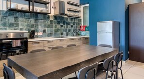 ثلاجة، ميكروويف، فرن، موقد طهي مسطح