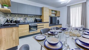 Køleskab, mikrobølgeovn, ovn, kogeplade