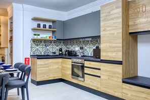 冷蔵庫、電子レンジ、オーブン、コンロ