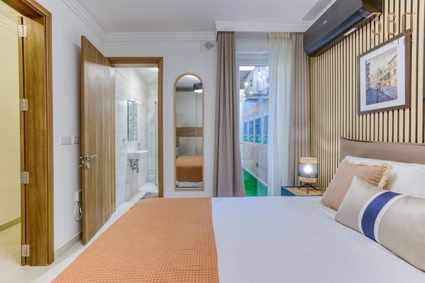 2 室のベッドルーム、デスク、アイロン / アイロン台、旅行用ベビーベッド