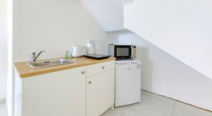 Een microgolfoven, een kookplaat, een koffiezetapparaat/waterkoker