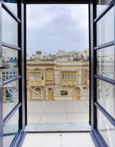 Central Sliema 1BR w/ Balcony – Steps to Seafront