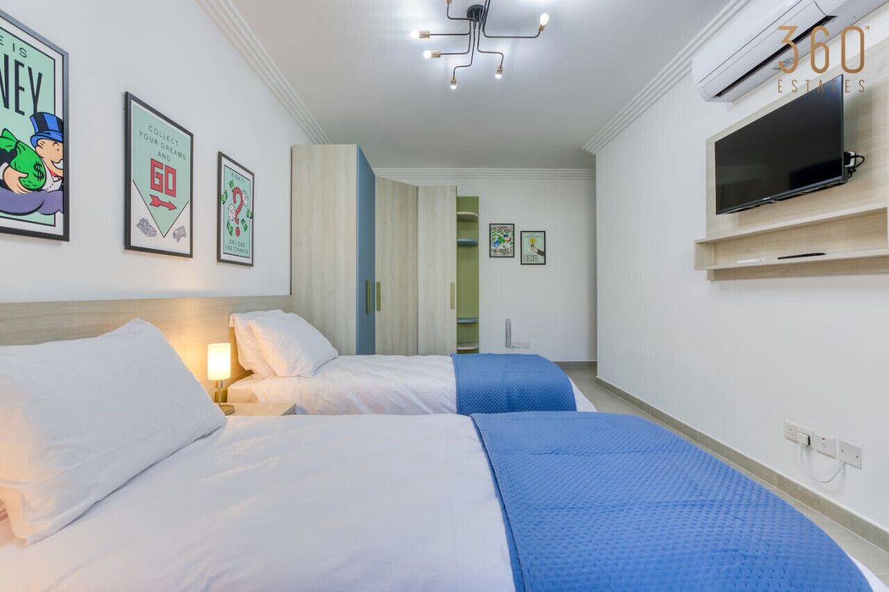 Schreibtisch, Bügeleisen/Bügelbrett, Reisekinderbett, WLAN