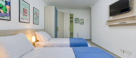 Bureau, fer et planche à repasser, lit parapluie, Wi-Fi