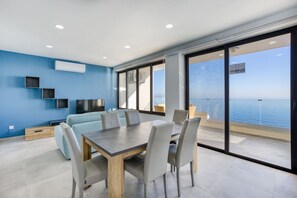 Dining - Lovely 3BR Apt with Seafront views in Sliema (Sliema)