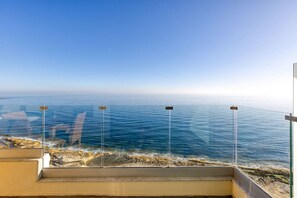 Property grounds - Lovely 3BR Apt with Seafront views in Sliema (Sliema)
