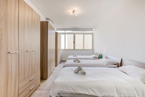 3 slaapkamers, een bureau, een strijkplank/strijkijzer, reisbedje