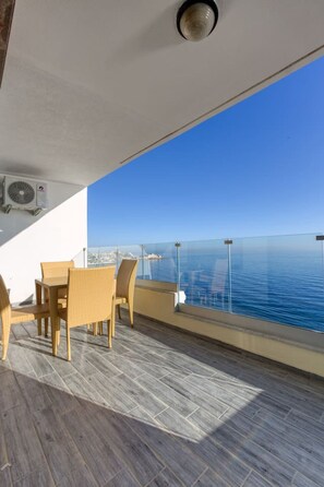 Outdoor dining - Lovely 3BR Apt with Seafront views in Sliema (Sliema)