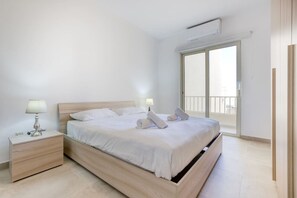 3 Schlafzimmer, Schreibtisch, Bügeleisen/Bügelbrett, Reisekinderbett