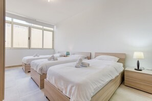 3 Schlafzimmer, Schreibtisch, Bügeleisen/Bügelbrett, Reisekinderbett