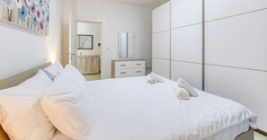 2 dormitorios, escritorio, tabla de planchar con plancha y cuna de viaje