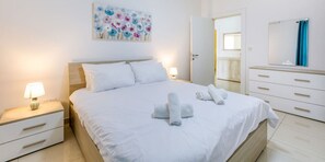 2 Schlafzimmer, Schreibtisch, Bügeleisen/Bügelbrett, Reisekinderbett