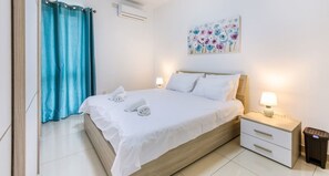 1 chambre, bureau, fer et planche à repasser, lit parapluie