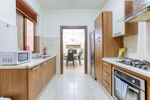 ثلاجة، ميكروويف، فرن، موقد طهي مسطح