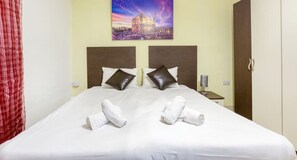 2 عدّة غرف نوم ومكتب ومكواة/لوح كي وسرير سفر