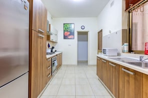 Refrigerador, microondas, horno, placa de cocina