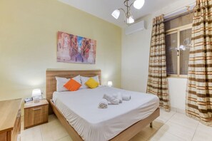 2 chambres, bureau, fer et planche à repasser, lit parapluie