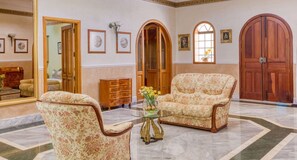 المنشأة من الداخل