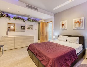 4 Schlafzimmer, Schreibtisch, Bügeleisen/Bügelbrett, Reisekinderbett