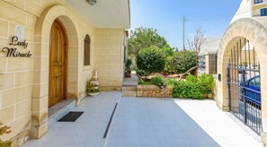 تفاصيل الفندق من الخارج