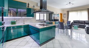Fridge, microwave, oven, stovetop - Stunning 4BR Villa with Private pool & parking (Ħ`Attard)
