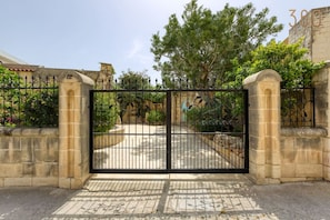 Property grounds - Stunning 4BR Villa with Private pool & parking (Ħ`Attard)
