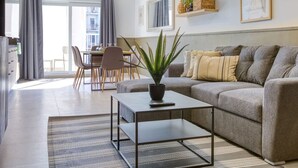 TV - Stylish 2BR home with Balcony in central Pieta (Tal-Pietà)