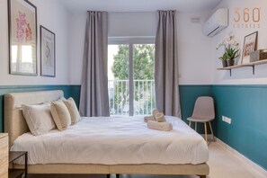 2 habitaciones, escritorio y tabla de planchar con plancha