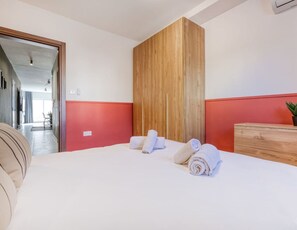 Schreibtisch, Bügeleisen/Bügelbrett, Reisekinderbett, WLAN