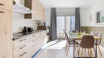Coffee/tea maker, fridge, microwave, oven