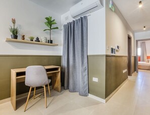 2 habitaciones, escritorio y tabla de planchar con plancha 