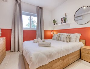 2 bedrooms, desk, iron/ironing board, travel crib