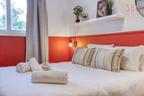 2 Schlafzimmer, Schreibtisch, Bügeleisen/Bügelbrett, Reisekinderbett