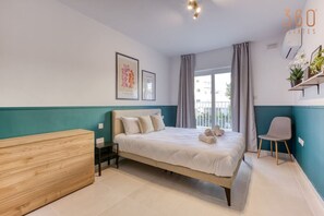 Schreibtisch, Bügeleisen/Bügelbrett, Reisekinderbett, WLAN