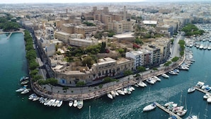Marina - Bright & Stylish 2BR home in Pieta w/WIFI & AC (Tal-Pietà)