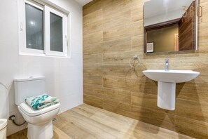 ヘアドライヤー、タオル、石鹸、トイレットペーパー