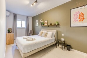 2 Schlafzimmer, Schreibtisch, Bügeleisen/Bügelbrett, Reisekinderbett