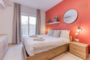 1 dormitorio, escritorio, tabla de planchar con plancha y cuna de viaje