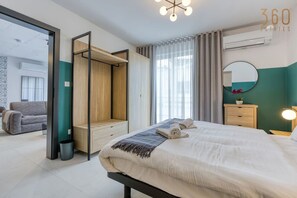 2 slaapkamers, een bureau, een strijkplank/strijkijzer, reisbedje