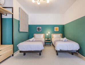 2 Schlafzimmer, Schreibtisch, Bügeleisen/Bügelbrett, Reisekinderbett