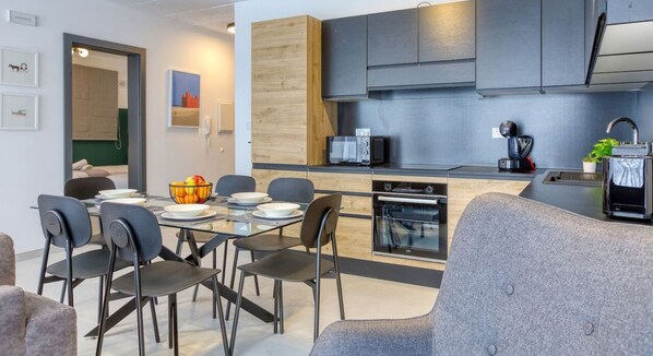 Kühlschrank, Mikrowelle, Ofen, Herdplatte