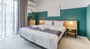 Escritorio, tabla de planchar con plancha, cuna de viaje y wifi 