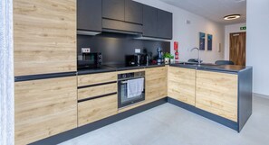 ثلاجة، ميكروويف، فرن، موقد طهي مسطح