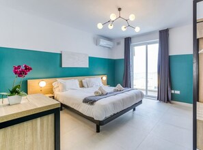 2 Schlafzimmer, Schreibtisch, Bügeleisen/Bügelbrett, Reisekinderbett