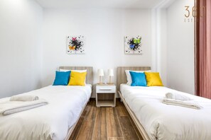 3 habitaciones, escritorio y tabla de planchar con plancha 